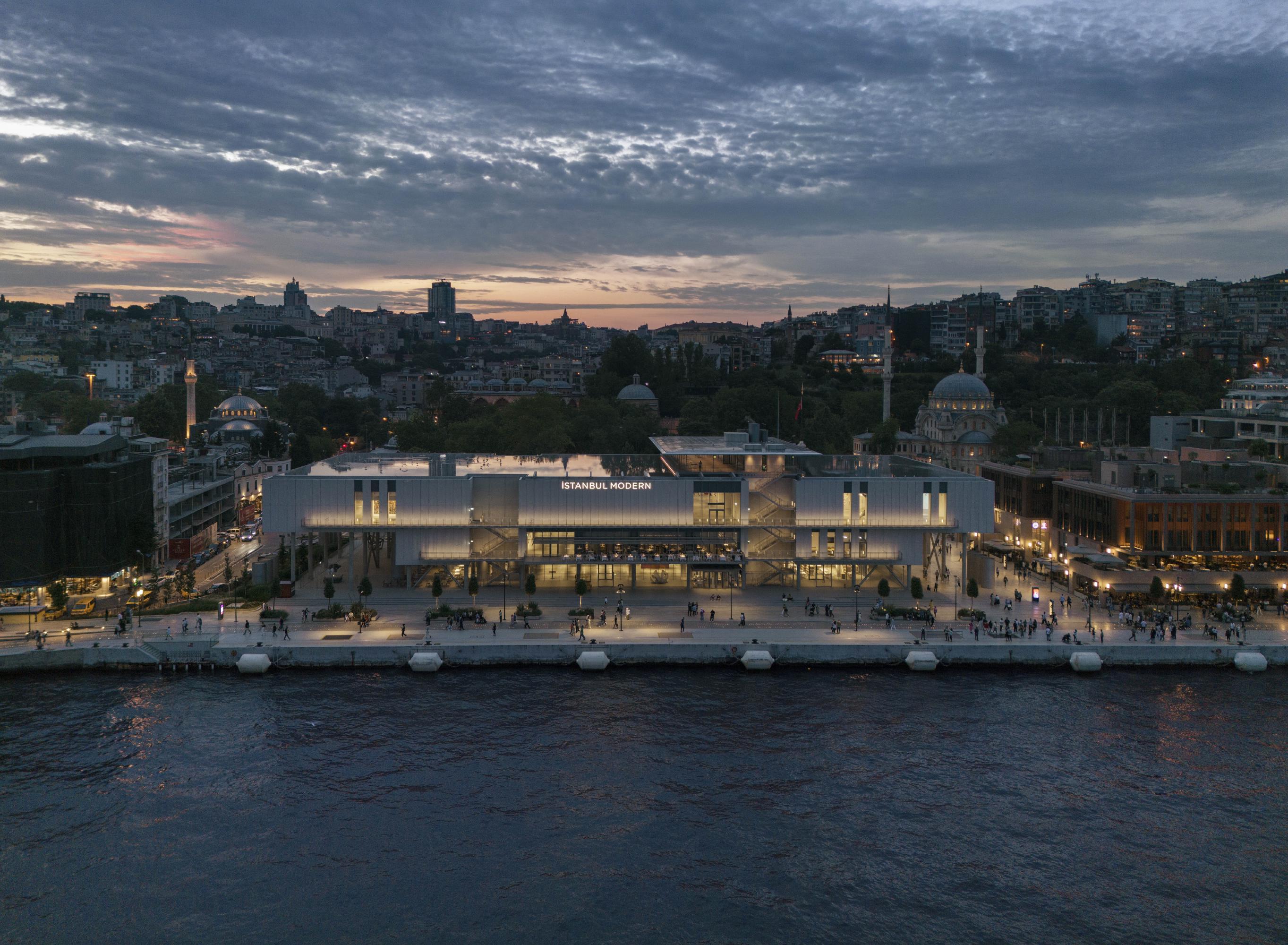 Karaköy’de Üç Ayrı Dünya: İstanbul Modern’in Ağustos Sergi Rotası
